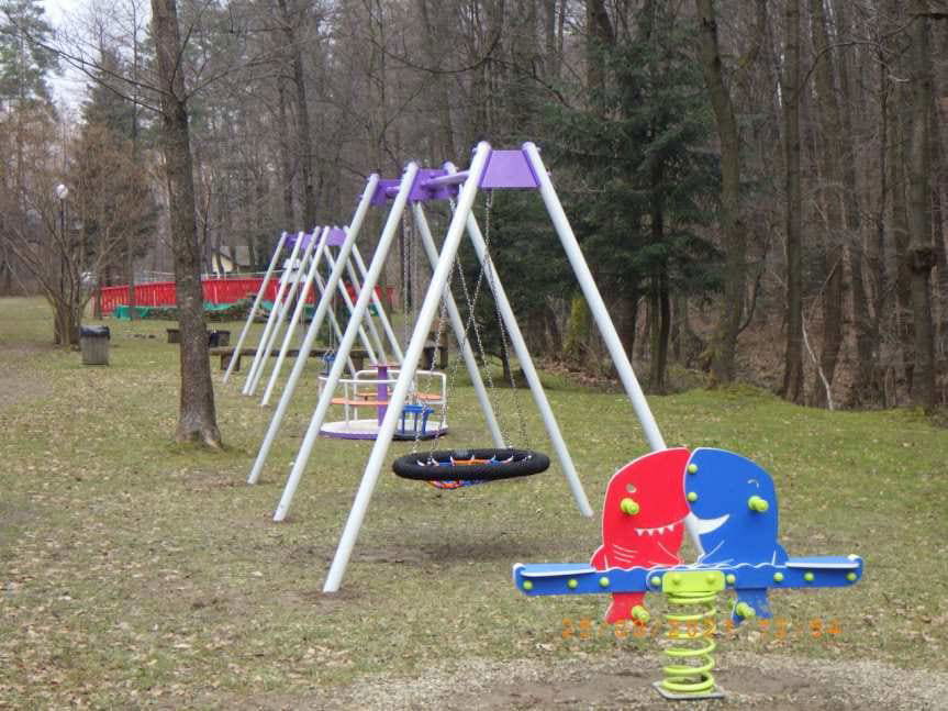 Nowe urządzenia dla dzieci w parku w Foluszu