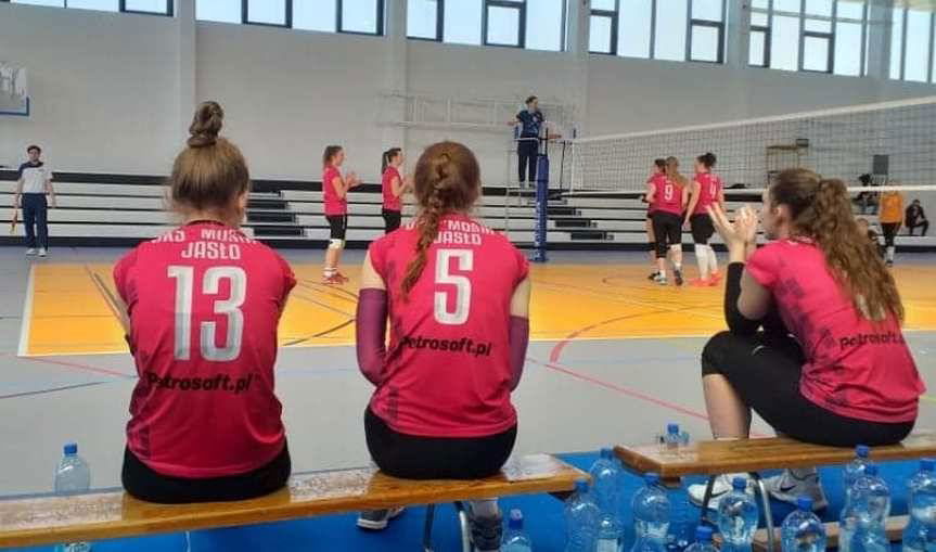 Trzecia porażka siatkarek UKS MOSiR Jasło na turnieju półfinałowym o awans do II ligi