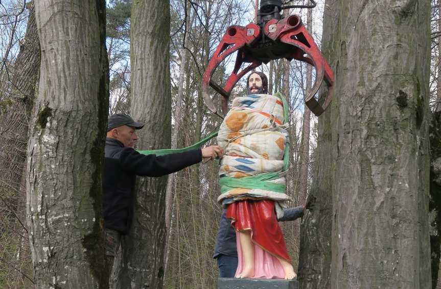 Figura "Chrystusa bez ręki" wróciła do lasu