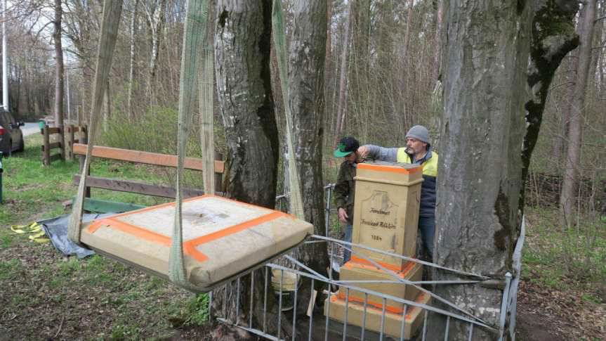 Figura "Chrystusa bez ręki" wróciła do lasu