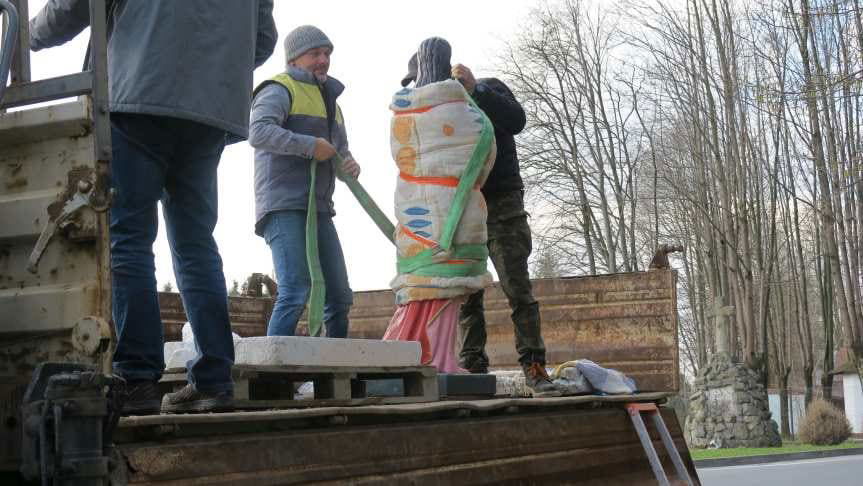 Figura "Chrystusa bez ręki" wróciła do lasu