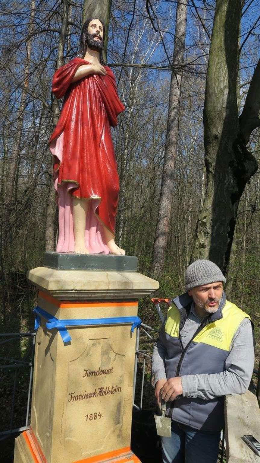 Figura "Chrystusa bez ręki" wróciła do lasu