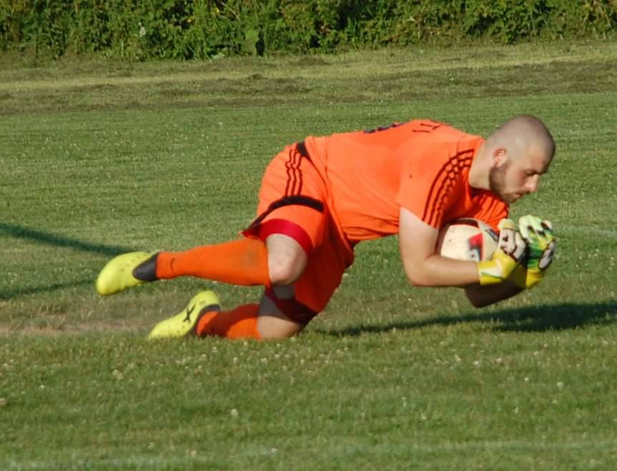 Piłka nożna. V liga. Czeluśnica bliska sprawienia niespodzianki. Kontrowersyjny gol lidera