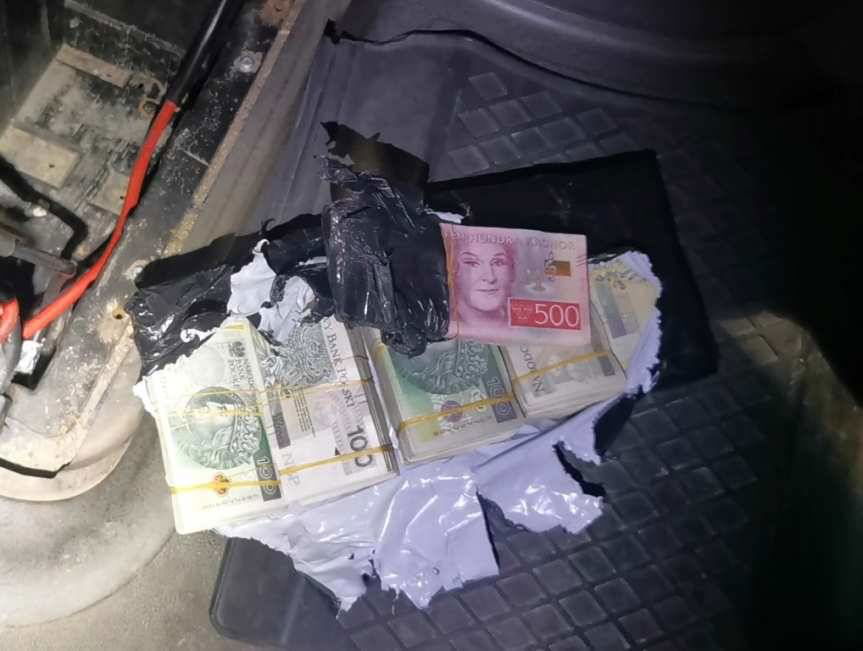 Przewoził ponad 280 tysięcy złotych w różnych walutach