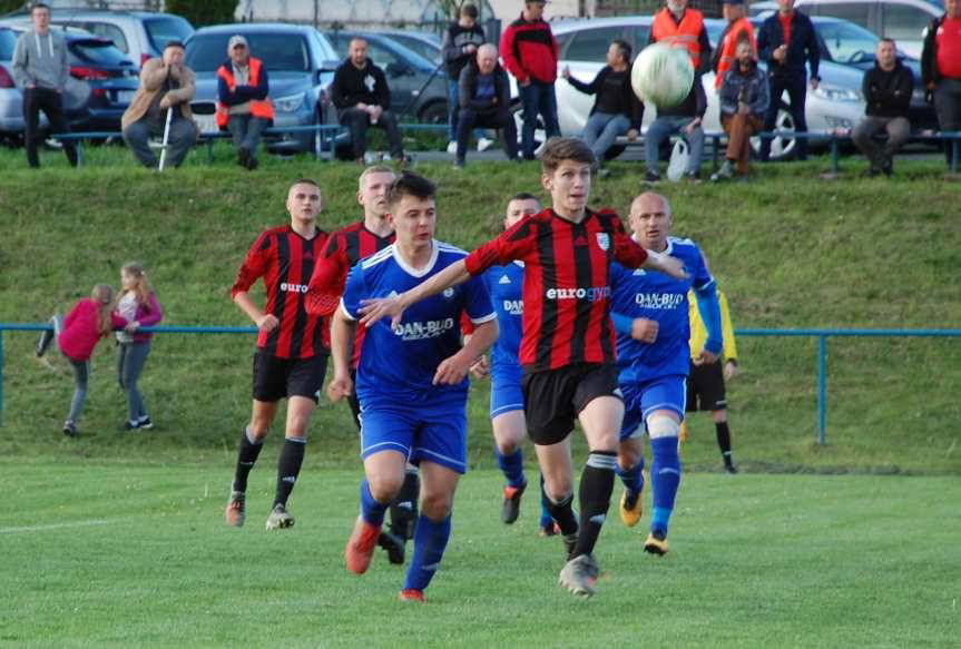 Piłka nożna. V liga. Zwycięstwo Tempa po walce z Markiewicza