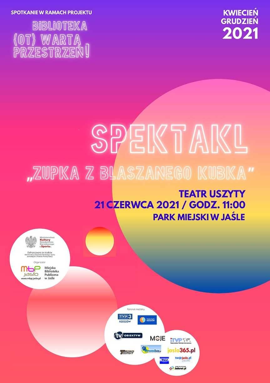 W jasielskim parku. Spektakl Teatru Uszytego "Zupka z blaszanego kubka"