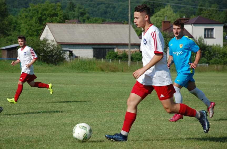 Piłka nożna. V liga. Tempo Nienaszów podarowało gola Przełomowi Besko, solidaryzując się z rywalami po krzywdzącej decyzji sędziów
