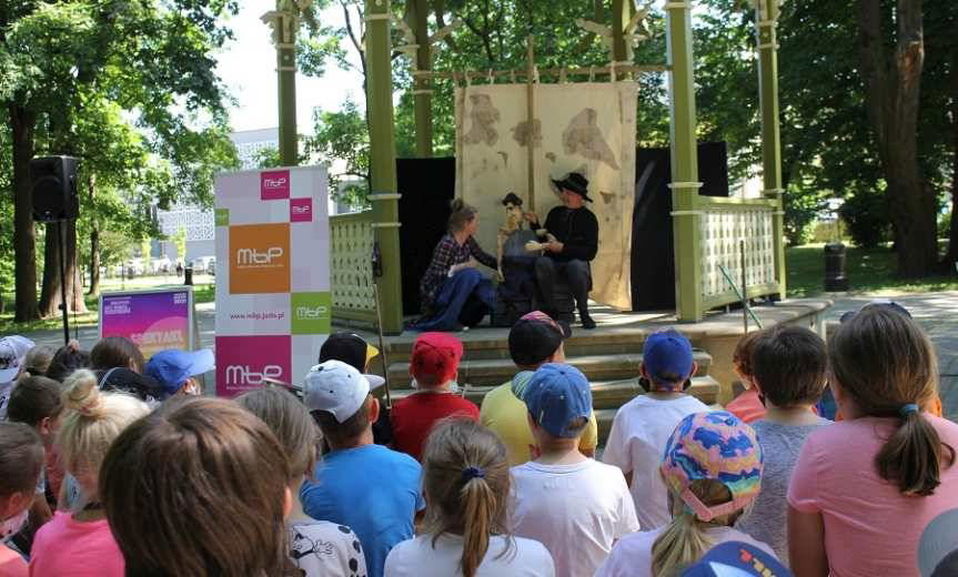 Spektakl dla dzieci w jasielskim parku. Pirackie opowieści Teatru Uszytego