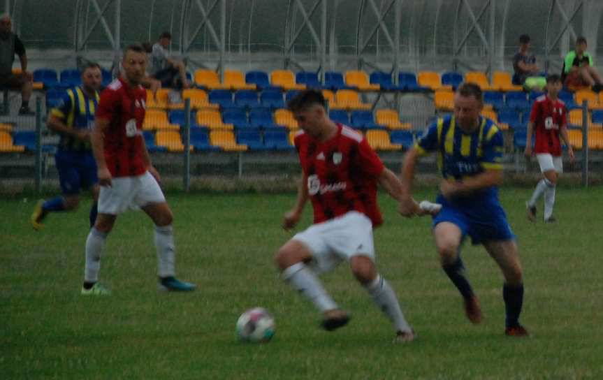 Piłka nożna. V liga. Ostoja Kołaczyce wypunktowana przez Markiewicza Krosno w bokserskim stylu