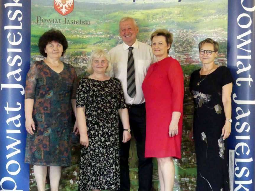 Nagrody Zarządu Powiatu Jasielskiego dla nauczycieli odchodzących na emerytury