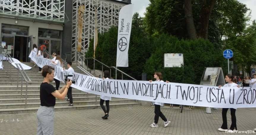 Spektakl uliczny przy JDK. Miłość jest poezją…