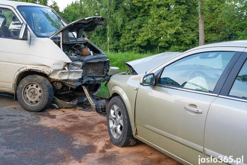 Wypadek w Łajscach, czołowe zderzenie dwóch samochodów