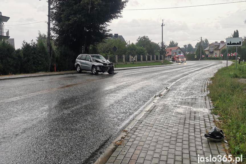 Uderzył w przydrożne drzewo