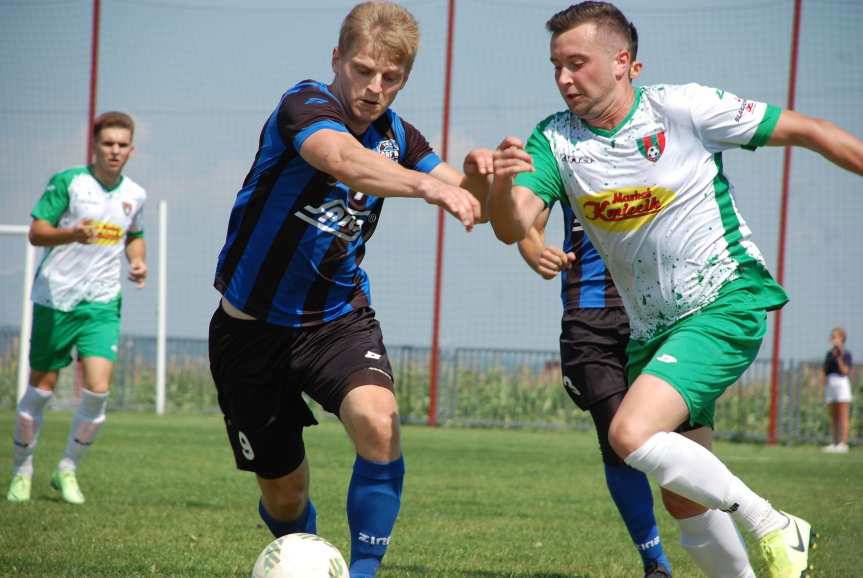 Piłka nożna. V liga. Zwycięska inauguracja Zamczyska Mrukowa. Chwile strachu na stadionie w Samoklęskach