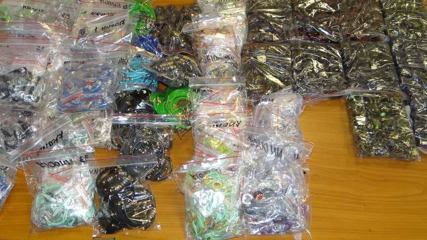 Próbował przemycić sztuczną biżuterię