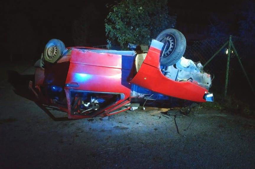 REGION. Pijany 19-latek bez uprawnień kierował samochodem. Uderzył w przepust i dachował