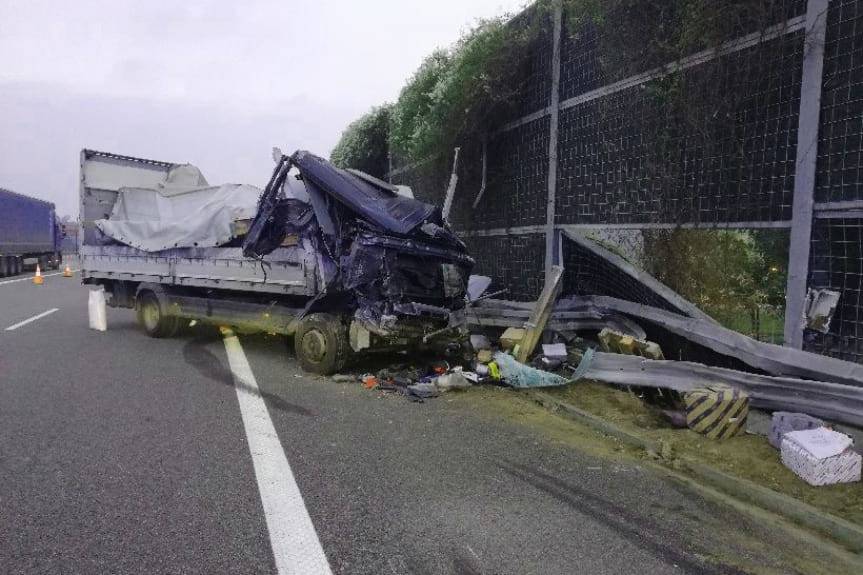 REGION. Wypadek na A4 w Czarnej Sędziszowskiej, 22-latek uderzył w tył ciężarówki