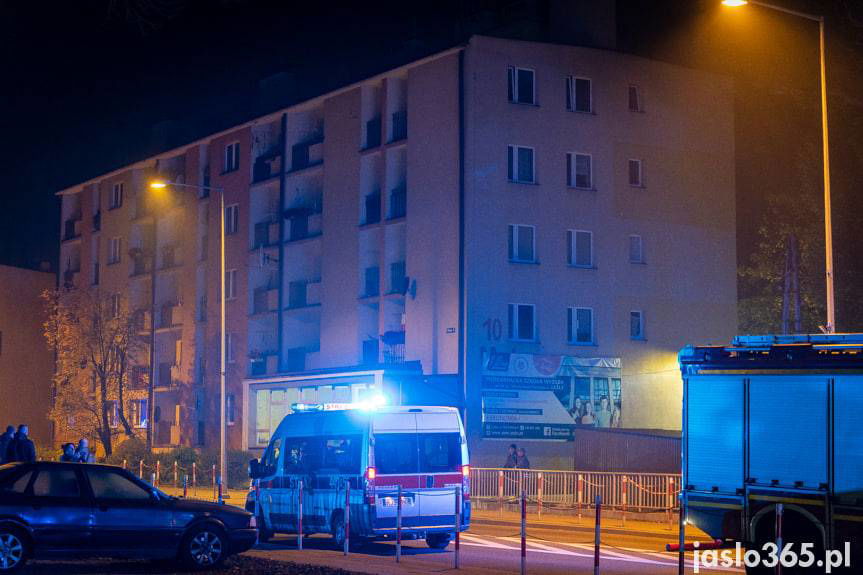 Ewakuacja mieszkańców jednego z bloków przy ul. Metzgera w Jaśle. Uszkodzona została konstrukcja budynku.