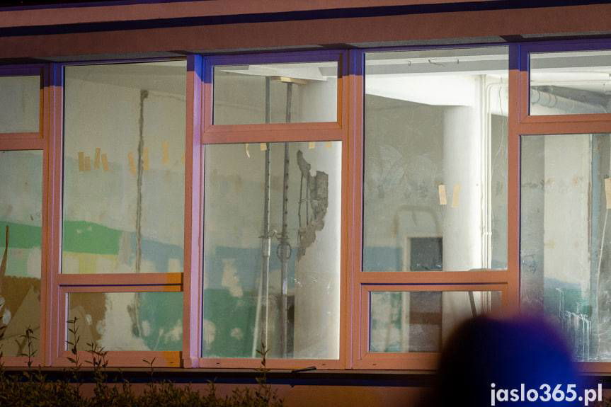 Ewakuacja mieszkańców jednego z bloków przy ul. Metzgera w Jaśle. Uszkodzona została konstrukcja budynku.