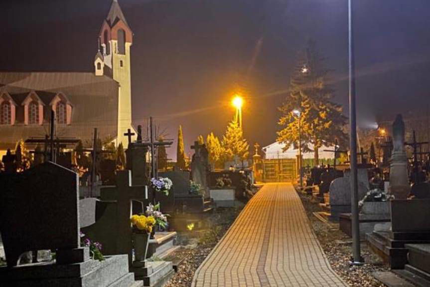 Szebnie. Na cmentarzu zamontowano latarnie