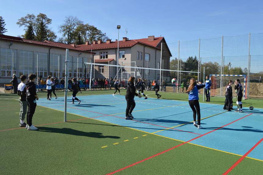 Szkoła Podstawowa w Osobnicy ma wielofunkcyjne boisko