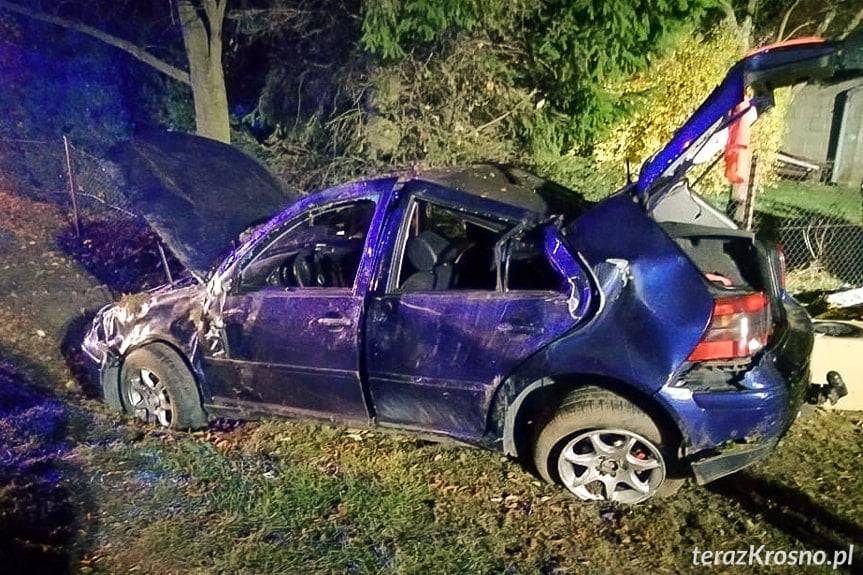 REGION. Uderzyli volkswagenem w drzewo, poszkodowani 14 i 16 latek