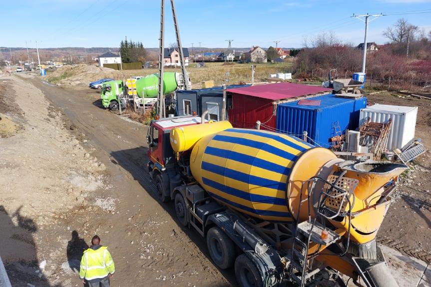 Została wykonana betonowa płyta mostu na rzece Jasiołce