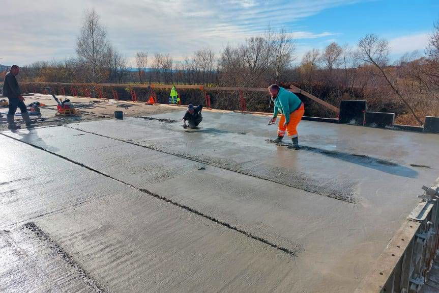 Została wykonana betonowa płyta mostu na rzece Jasiołce