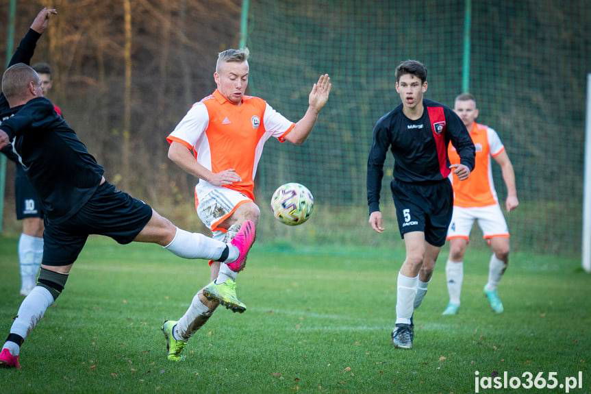 Jeden punkt przywozi Czardasz Osiek Jasielski z Faliszówki