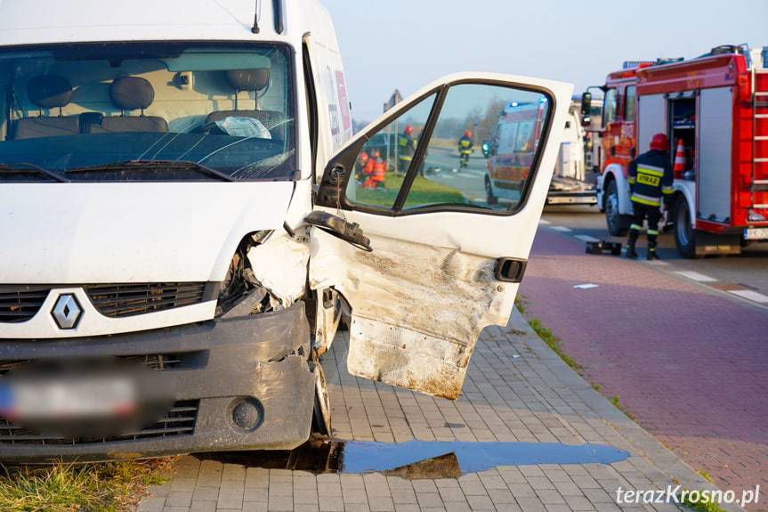 REGION. Poważny wypadek w Krośnie, kierujący wypadł z samochodu