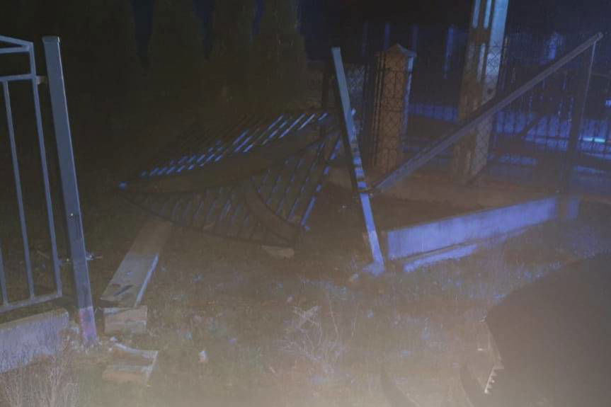 REGION. 21-latek pijany i bez prawa jazdy wjechał w ogrodzenie 