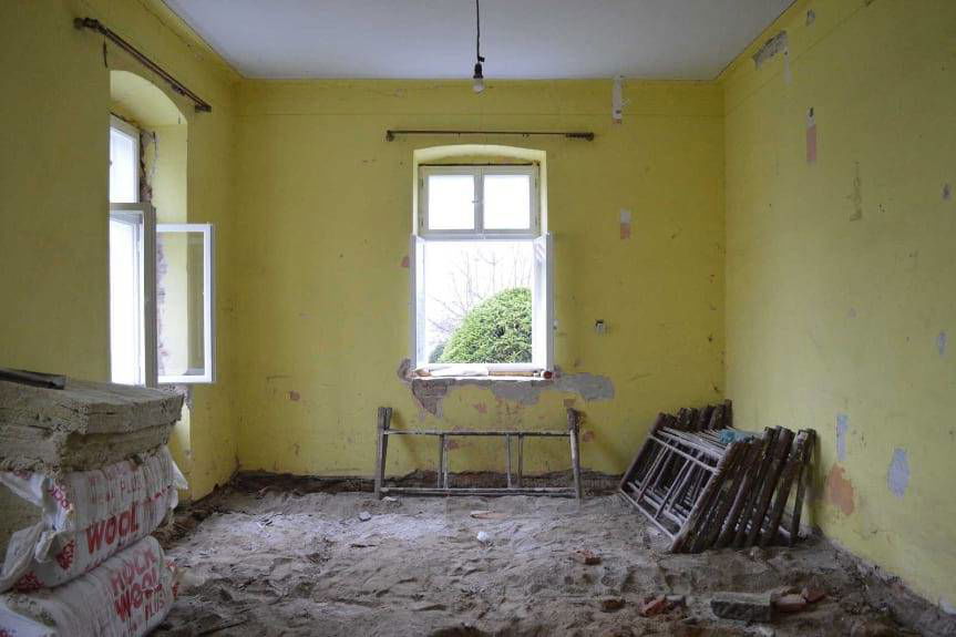 Trwa remont zabytkowej plebani w Szebniach