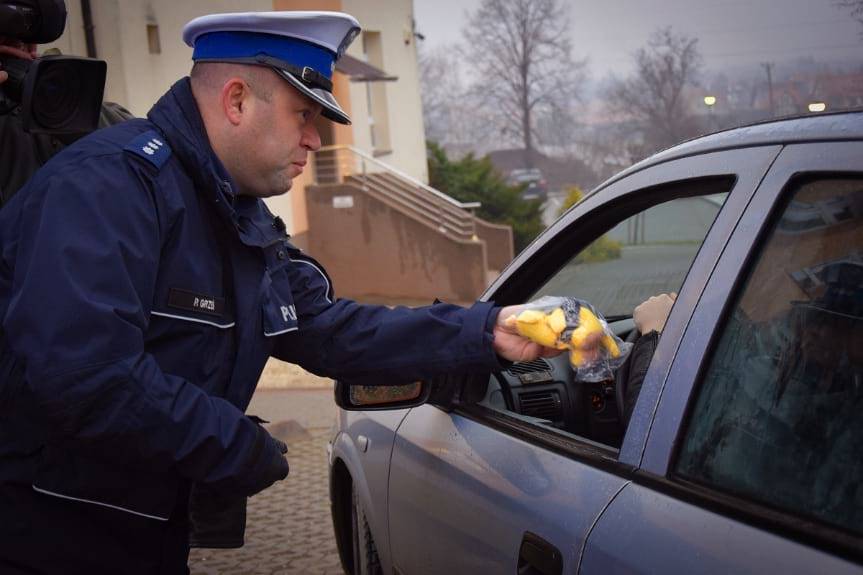Bezpieczne dziecko w samochodzie - policjanci promowali bezpieczne przewożenie dzieci