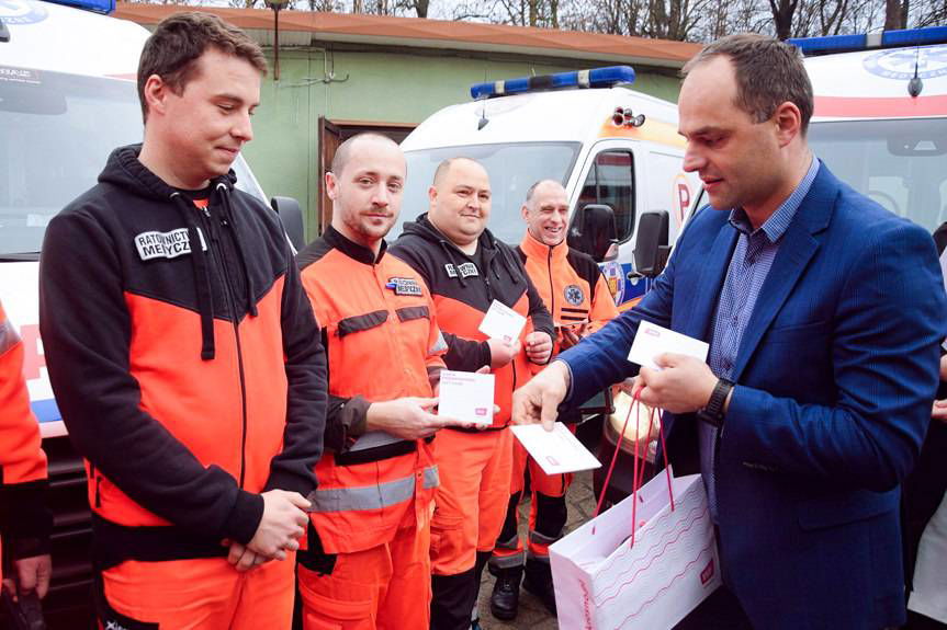 Świąteczne upominki dla ratowników medycznych z Jasła od VIVO! Krosno 