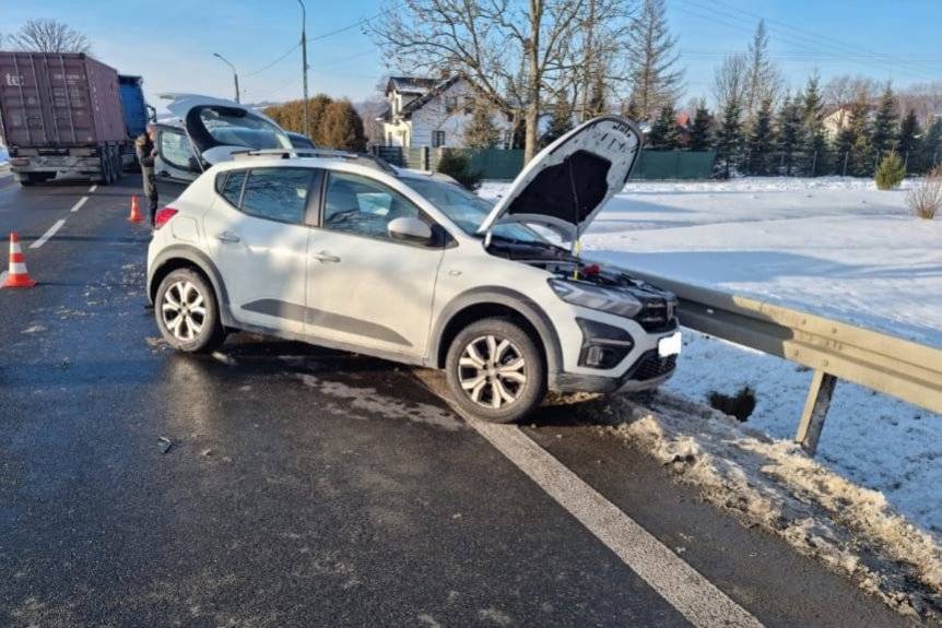 REGION. Czołowe zderzenie samochodów