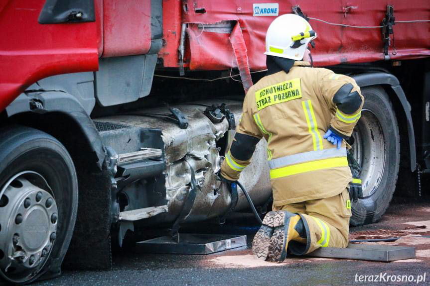 REGION. Kolizja dwóch ciężarówek w Tylawie