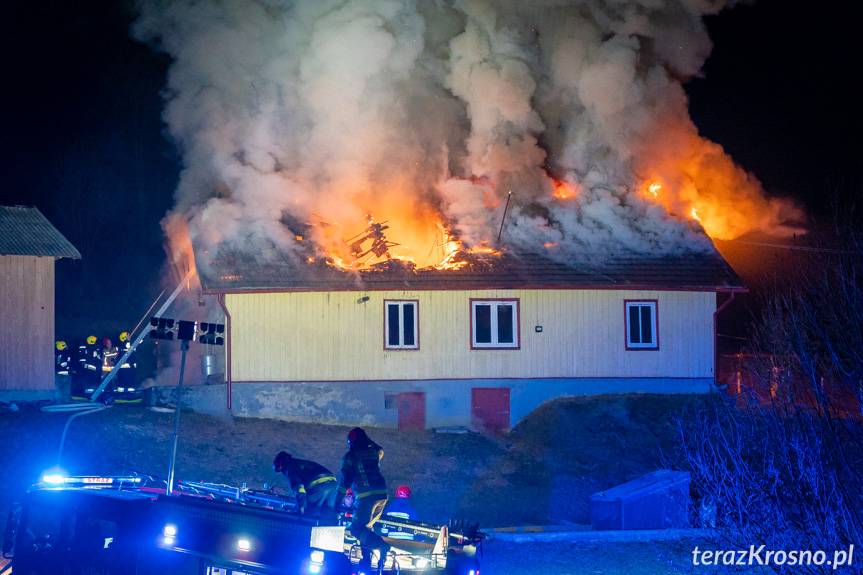 REGION. Ogromny pożar drewnianego domu w Równem [ZDJĘCIA]