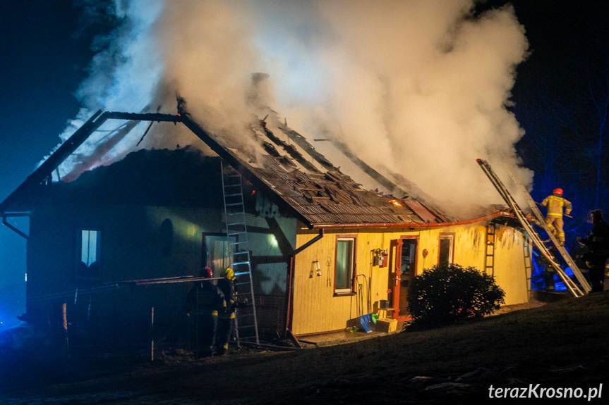 REGION. Ogromny pożar drewnianego domu w Równem [ZDJĘCIA]