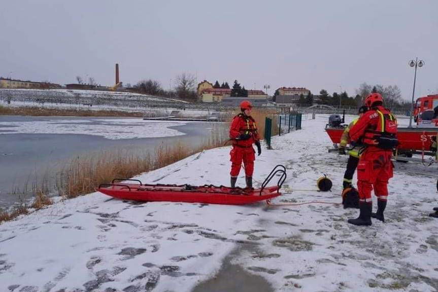 Strażacy ćwiczyli na lodzie