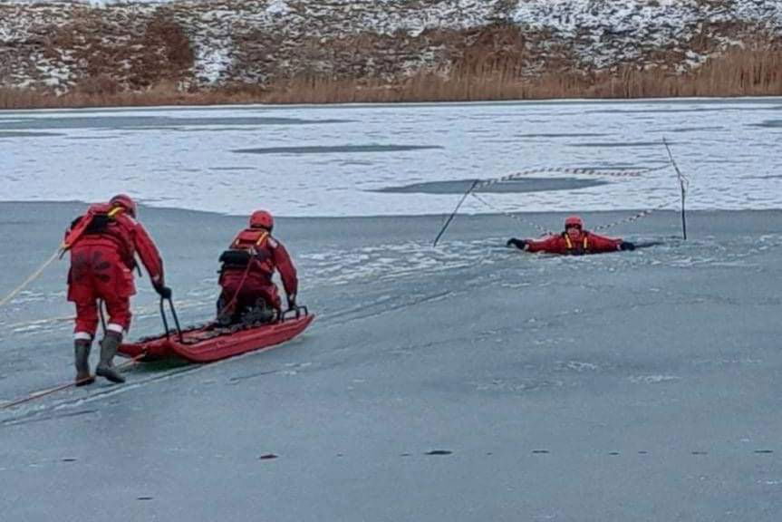 Strażacy ćwiczyli na lodzie