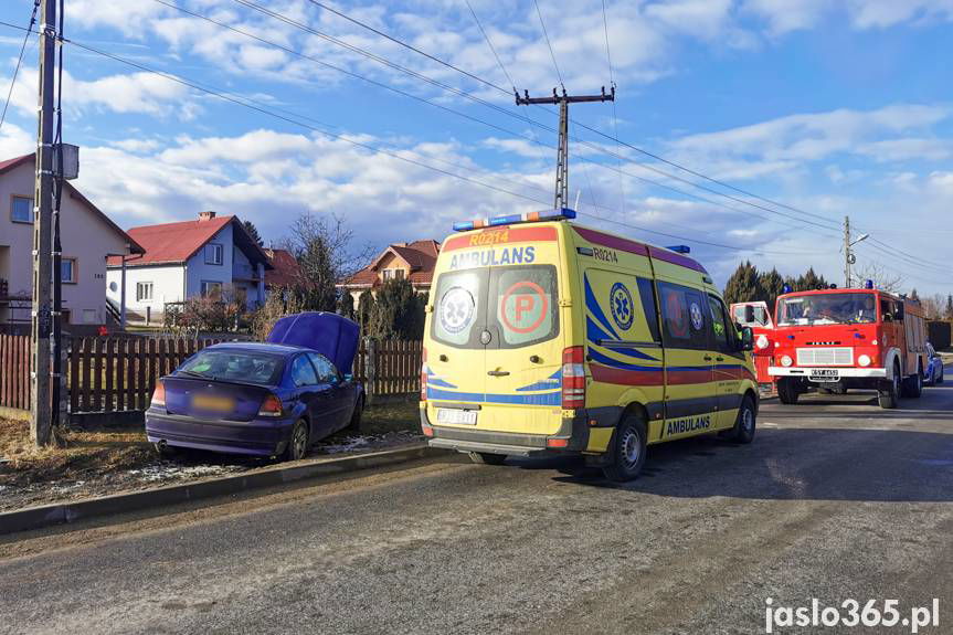 Kolizja w Załężu, wjechał bmw w ogrodzenie
