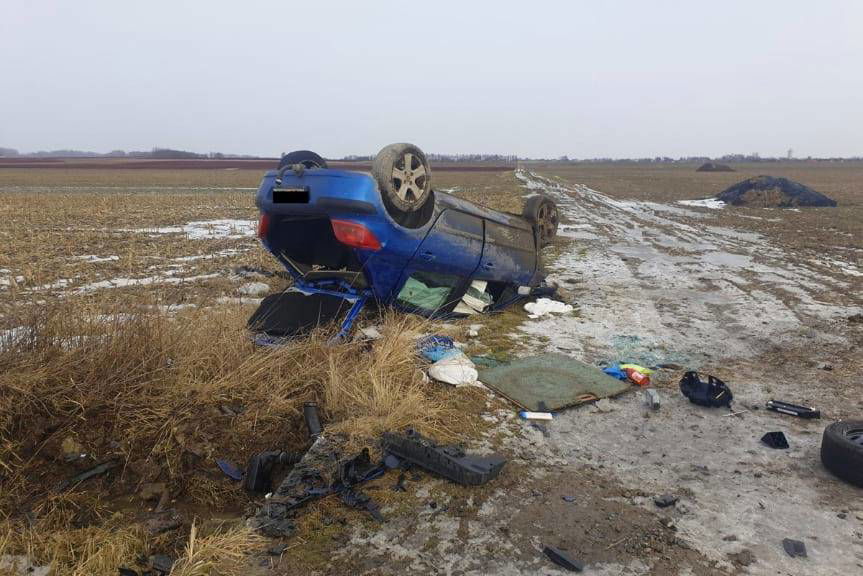 Uderzyła w przepust po czym samochód dachował