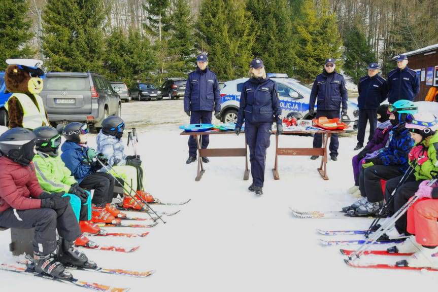 Policjanci spotkali się z dziećmi na stoku narciarskim