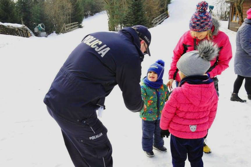 Policjanci spotkali się z dziećmi na stoku narciarskim
