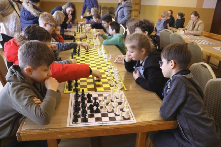 Grali w szachy przy tym dobrze się bawiąc