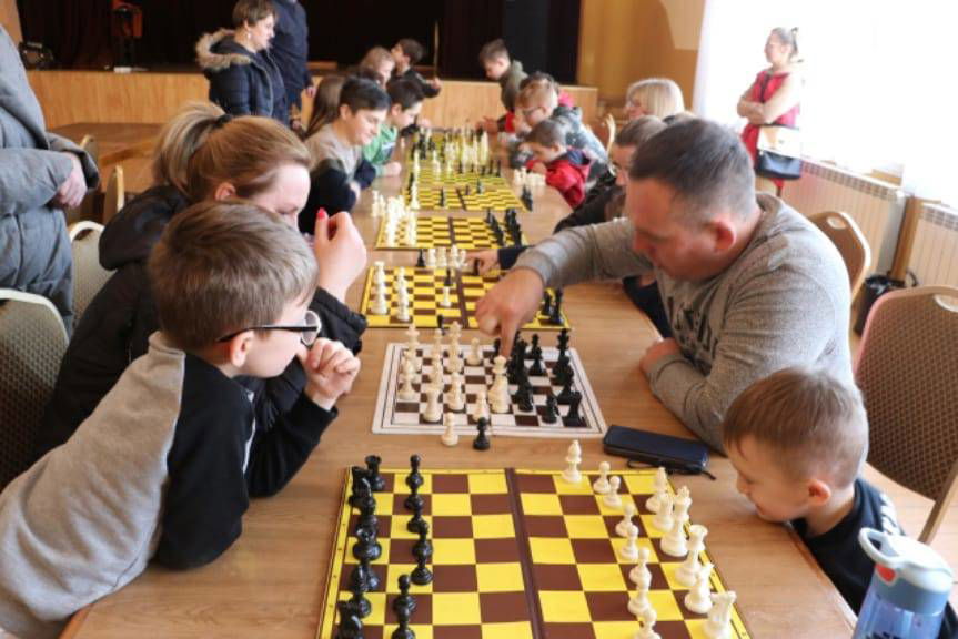 Grali w szachy przy tym dobrze się bawiąc