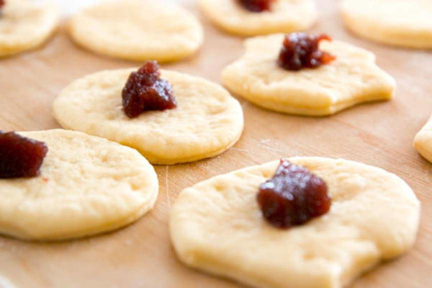 Jutro Tłusty czwartek. Jak zrobić domowe pączki? Mamy przepis!