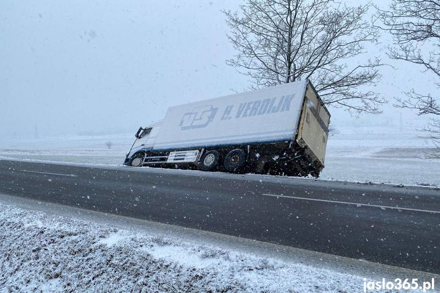 Szebnie. Ciężarówka zjechała z drogi