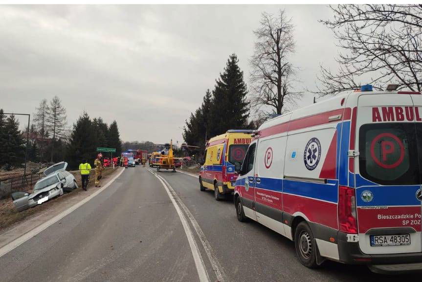 Czołowe zderzenie dwóch samochodów. Dwoje dzieci w szpitalu