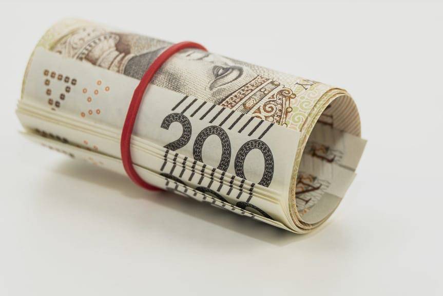 Straciła kilkadziesiąt tysięcy złotych. Została oszukana przez fałszywego policjanta